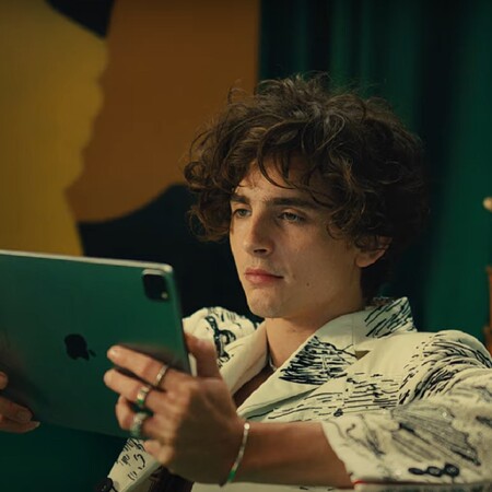 O Timothée Chalamet πρωταγωνιστεί στην νέα, αστεία καμπάνα της Apple TV+ 