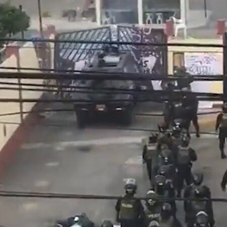 Περού: Η στιγμή που η αστυνομία εισβάλει με άρμα στο Πανεπιστήμιο San Marcos