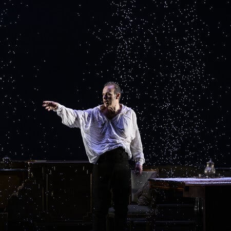 Οι πρώτες φωτογραφίες από τα Ανεμοδαρμένα Ύψη στο Δημοτικό Θέατρο Πειραιά