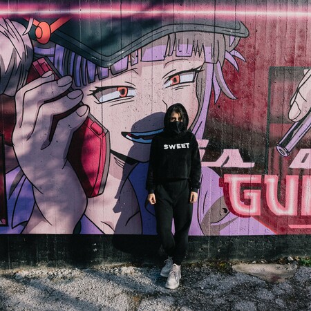 Nique: Η Ελληνίδα που μπλέκει τους Simpsons και τη Χιονάτη με το graffiti και τη street art