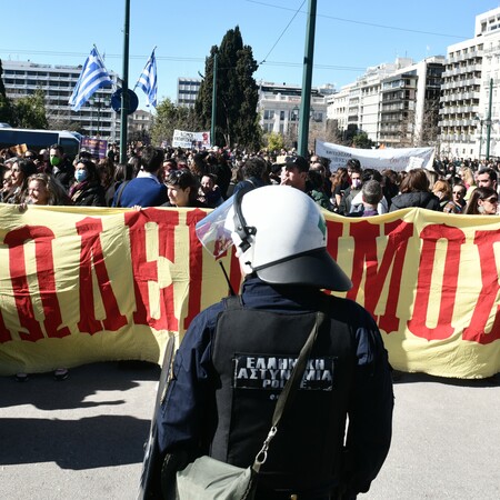 Στιγμιότυπο από τη συγκέντρωση των ηθοποιών στην πλατεία Συντάγματος. Φωτ: Eurokinissi