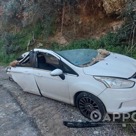 Βράχος συνέθλιψε αυτοκίνητο στην Καλαμάτα - Ολοκληρωτική καταστροφή