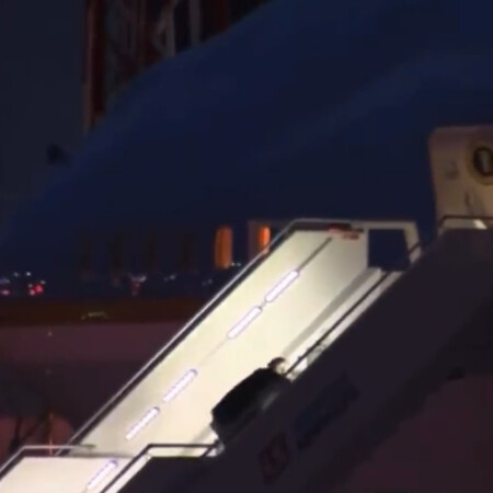 Νέα τούμπα του Τζο Μπάιντεν στις σκάλες του Air Force One - Πρόκειται για την τρίτη φορά που σκοντάφτει προσπαθώντας να επιβιβαστεί