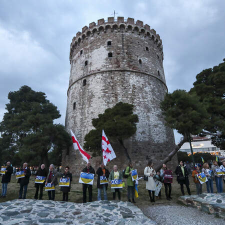 Θεσσαλονίκη: Ανθρώπινη αλυσίδα στο Λευκό Πύργο για τον πόλεμο στην Ουκρανία (ΦΩΤΟ)