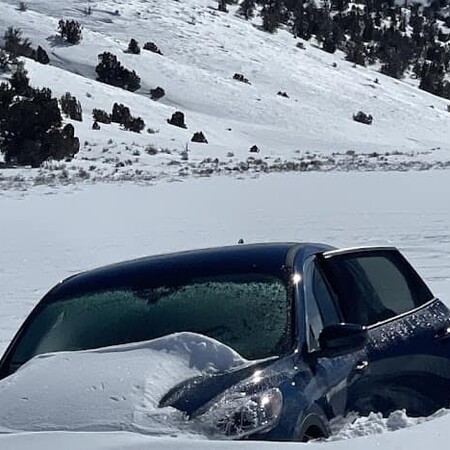 Καλιφόρνια: Επιβίωσε για μέρες παγιδευμένος στο αμάξι του τρώγοντας κρουασάν και χιόνι