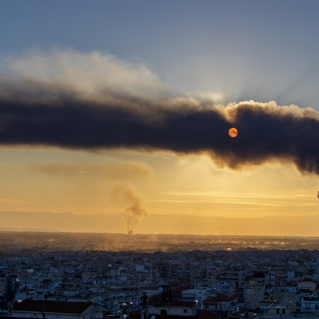 Σίνδος: Φωτιά σε εγκαταλελειμμένο εργοστάσιο- Πυκνός μαύρος καπνός 