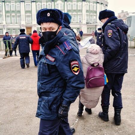 Ρωσία: Ζευγάρι καταδικάστηκε σε 7 και 6,5 χρόνια φυλάκιση για διάδοση «ψευδών ειδήσεων» και «βανδαλισμούς»
