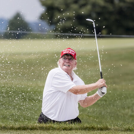 Ο Τραμπ δεν δήλωσε δώρα αξίας $250.000: Μπαστούνια του γκολφ, ένα ακριβό στιλέτο και πίνακας φυσικού μεγέθους