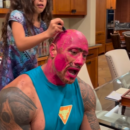 Ο Dwayne Johnson άφησε τις κόρες του να τον βάζουν ροζ- Το γλυκό βίντεο που ανάρτησες στο instagram 