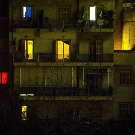 Άδειοι δρόμοι, μοναχικές φιγούρες, φωτισμένα παράθυρα. Ποιος θυμάται την καραντίνα;