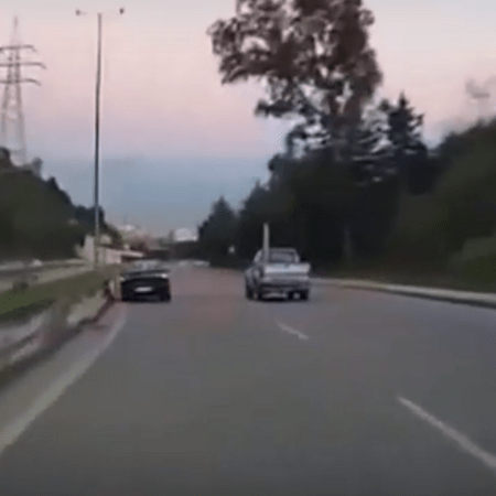 Πάτρα: Η στιγμή που αυτοκίνητο χτυπά στη νησίδα και τουμπάρει