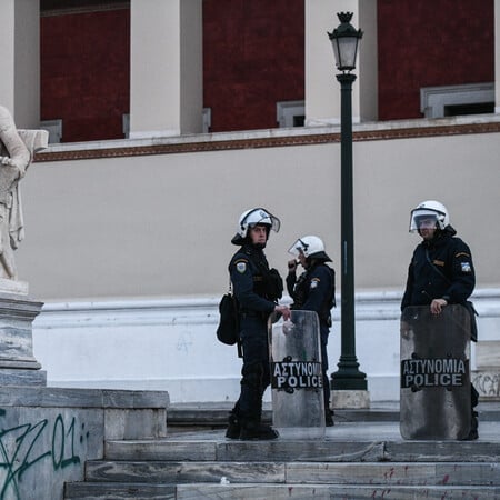 ΕΚΠΑ: Στον εισαγγελέα οι 10 συλληφθέντες- Διάλογος αστυνομικού με καταληψία κατά την εκκένωση της κατάληψης στα Προπύλαια