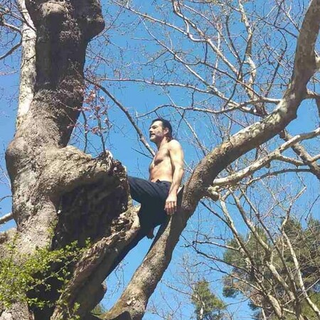 Θανάσης Ευθυμιάδης: Σκαρφάλωσε σε δέντρο και μίλησε για τους φόβους του - «Περνάω δύσκολη περίοδο»