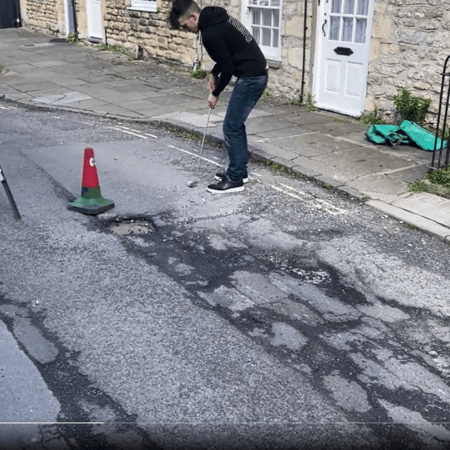 Βρετανία: Παίζουν γκολφ στις λακκούβες του δρόμου τους για να ευαισθητοποιηθούν οι αρχές