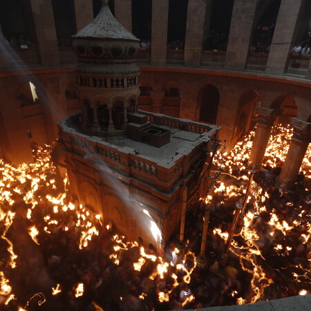 Εικόνες από την κατανυκτική τελετή αφής του Αγίου Φωτός στα Ιεροσόλυμα