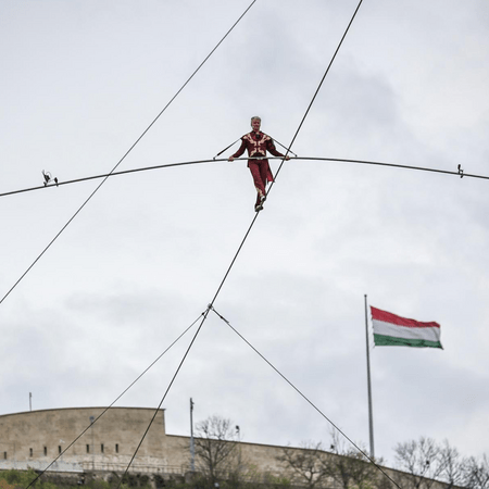 Ακροβάτης διέσχισε τον Δούναβη πάνω σε τεντωμένο σχοινί