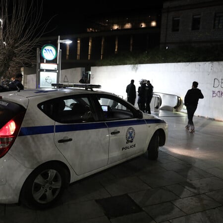 Ακρόπολη: Επίθεση με μαχαίρι σε 18χρονο, νοσηλεύεται διασωληνωμένος - Συνελήφθη 17χρονος