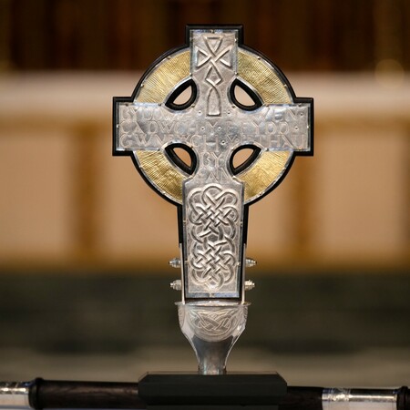 Βασιλιάς Κάρολος: Λείψανο που πιστεύεται ότι προέρχεται από τη σταύρωση του Χριστού στον σταυρό της στέψης