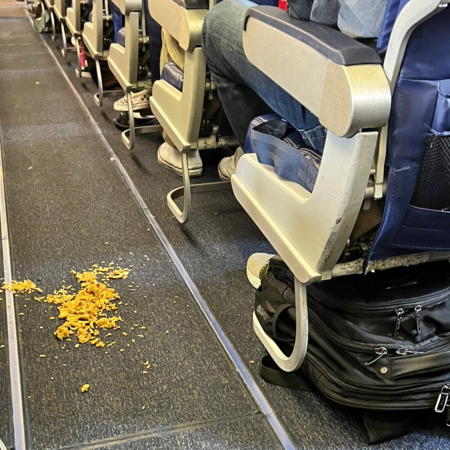 Αεροσυνοδός έγινε έξαλλη επειδή κάποιος έριξε ρύζι, καθυστέρησε η απογείωση
