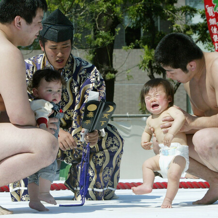Ιαπωνία: Το φεστιβάλ των «σούμο μωρών που κλαίνε» επέστρεψε για πρώτη φορά μετά την πανδημία