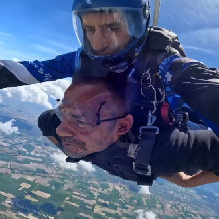 Ο Ντέμης Νικολαΐδης κάνει ελεύθερη πτώση- Στα 14.000 πόδια