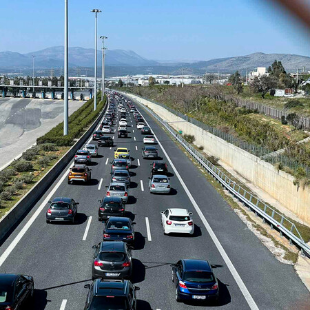 Κομφούζιο στην Αττική οδό- Έπειτα από καραμπόλα πέντε οχημάτων