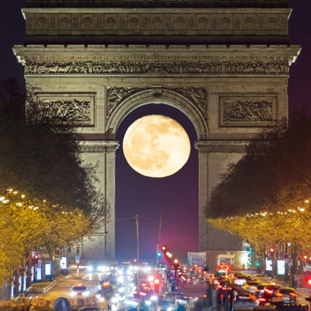 Παρίσι: Πανσέληνος μέσα στην Αψίδα του Θριάμβου – Την προετοίμαζε γα μήνες