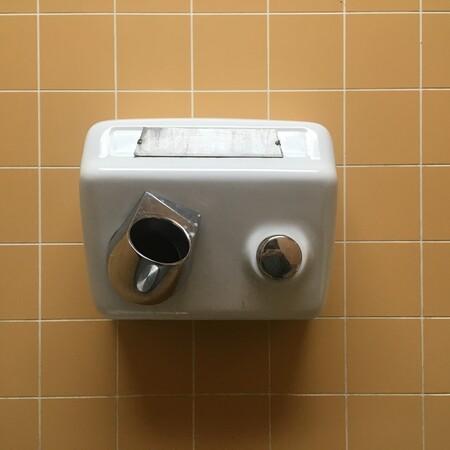 Πόσα βακτήρια έχουν τα στεγνωτήρια χεριών σε δημόσιες τουαλέτες; Το TikTok που έγινε viral