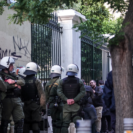 Διμοιρίες των ΜΑΤ έξω από στο Πολυτεχνείο- Ζητούν να αποχωρήσουν οι φοιτητές