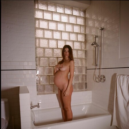 Η Έμιλι Ραταϊκόφσκι ολόγυμνη (και έγκυος) στη μπανιέρα: «Περήφανη για όλες τις μαμάδες»