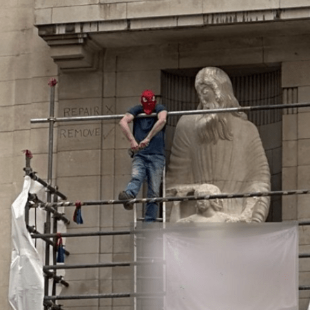 Λονδίνο: Σκαρφάλωσε στη σκαλωσιά με μάσκα Spiderman για να βανδαλίσει άγαλμα