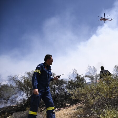 Μεγάλη φωτιά στην Ανάβυσσο- 57 πυροσβέστες, κλειστός ο δρόμος