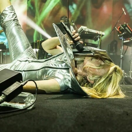 Η Roisin Murphy έπεσε στη σκηνή ενώ τραγουδούσε: «Shit happens!»