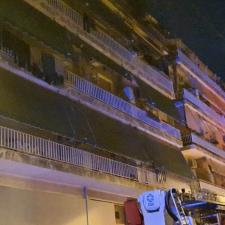 Φωτιά σε διαμέρισμα στα Πετράλωνα- Στο νοσοκομείο ανήλικος