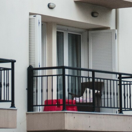 Κοπέλα που κρεμόταν σε μπαλκόνι ξεσκέπασε κύκλωμα εμπορίας ανθρώπων 