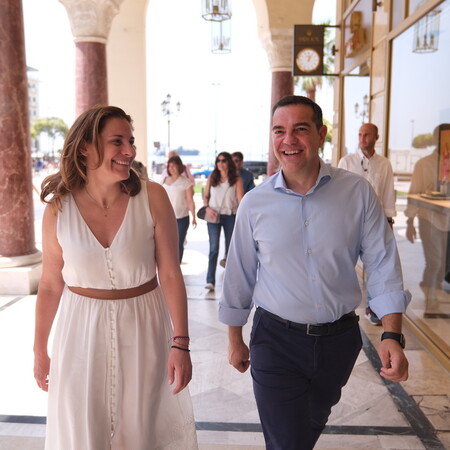 Στη Θεσσαλονίκη ο Αλέξης Τσίπρας με τη Μπέτυ Μπαζιάνα- Έκαναν βόλτα στην Αγορά Μοδιάνο