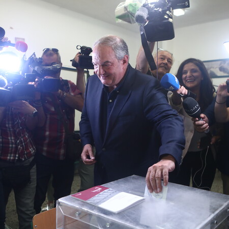 Εκλογές 2023: Ψήφισε, χωρίς δηλώσεις, ο Κώστας Καραμανλής