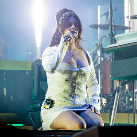 Η Lana Del Rey πήγε στο Glastonbury με 30 λεπτά καθυστέρηση και την γιούχαραν- Της έκλεισαν το μικρόφωνο και τραγουδούσε γονατιστή