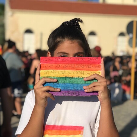 Το πρώτο Pride Χανίων έγινε με μαζική συμμετοχή και δυνατά αντιφασιστικά μηνύματα