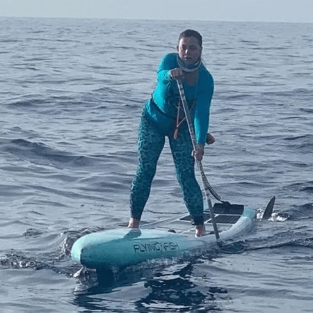 ΗΠΑ: Έκανε SUP την ώρα που δίπλα της περνούσε καρχαρίας 500 κιλών- Πώς διατήρησε τη ψυχραιμία της