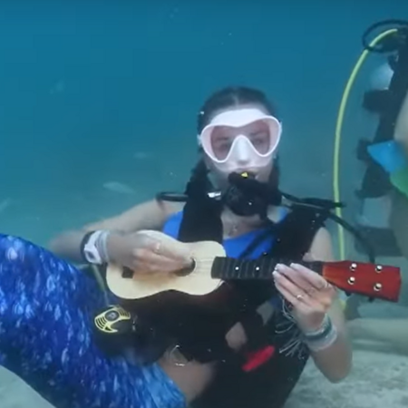 Υποβρύχια συναυλία από «γοργόνες» για την προστασία των κοραλλιογενών υφάλων