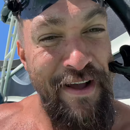 Τζέισον Μομόα: Κολυμπάει μαζί με καρχαρίες για να στείλει ξεχωριστό μήνυμα
