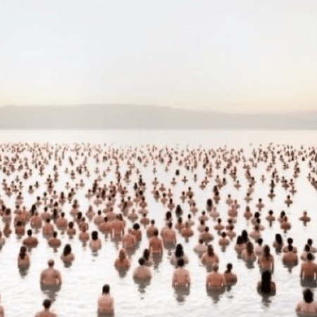 Φινλανδία: Ο φωτογράφος Σπένσερ Τιούνικ «έγδυσε» 1.000 ανθρώπους για το νέο έργο του