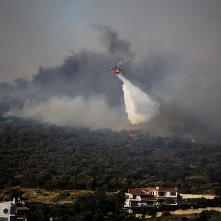 Φωτιές: Στα Δερβενοχώρια το δυσκολότερο μέτωπο - Η εικόνα σε Λουτράκι και Αττική