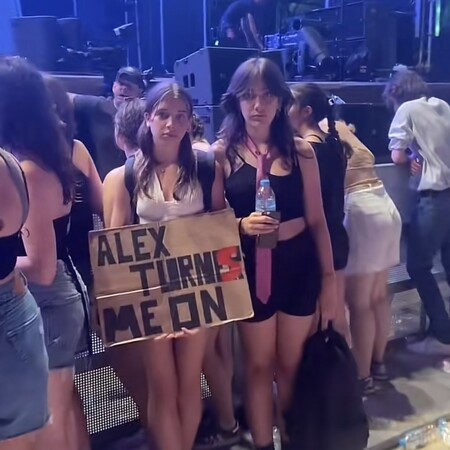 Πώς πέρασαν στ' αλήθεια οι Αθηναίοι στο χθεσινό live των Arctic Monkeys; 