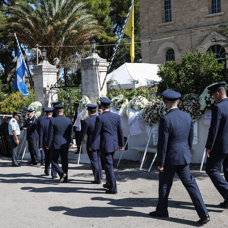 Κηδεία Χρήστου Μουλά: Το «τελευταίο αντίο» στο σμηναγό που σκοτώθηκε στην Κάρυστο