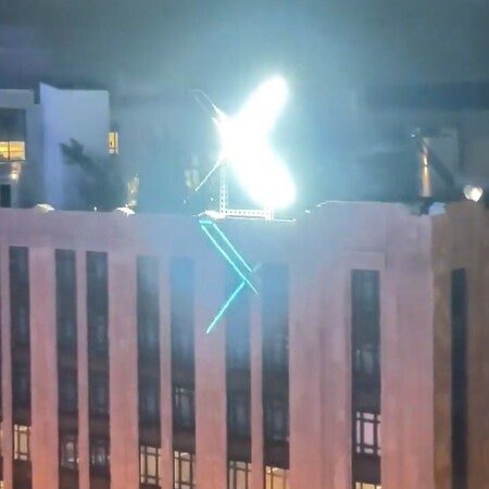 Twitter: Διαμαρτυρίες για το έντονο φως της τεράστιας πινακίδας «Χ» στα κεντρικά γραφεία
