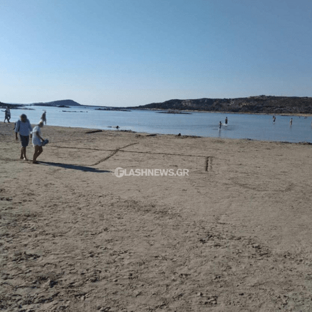 Άγνωστοι σχημάτισαν τη σβάστικα στην παραλία στο Ελαφονήσι
