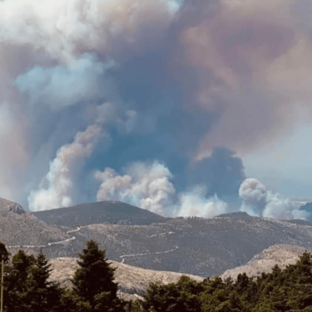 Φωτιά στη Φυλή: Οι φλόγες κύκλωσαν τη μονή Κλειστών- Εγκλωβισμένες μοναχές