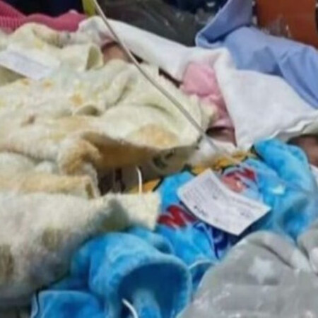 Φωτιά στην Αλεξανδρούπολη: Συγκλονιστική η εικόνα με τη μεταφορά βρεφών μετά την εκκένωση του νοσοκομείου